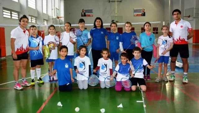 Yunusemre'de badminton çalışmaları devam ediyor Yunusemre'de badminton çalışmaları devam ediyor