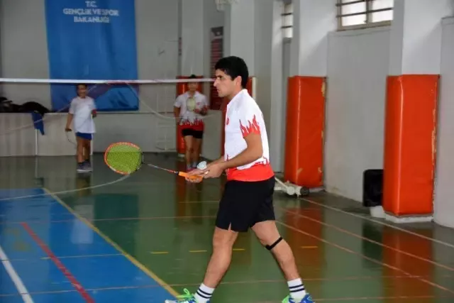 Yunusemre'de badminton çalışmaları devam ediyor Yunusemre'de badminton çalışmaları devam ediyor
