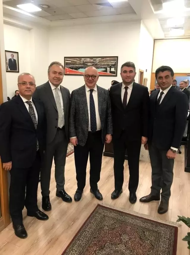Başkan Ergün MHP Genel Başkanı Bahçeli'ye projelerini sundu Başkan Ergün MHP Genel Başkanı Bahçeli'ye projelerini sundu