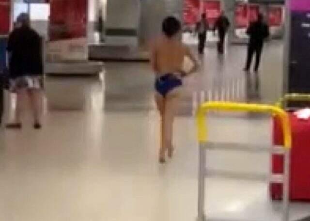 Çırılçıplak havalimanında gezen kadın güvenliği alarma geçirdi, gözaltına alındı