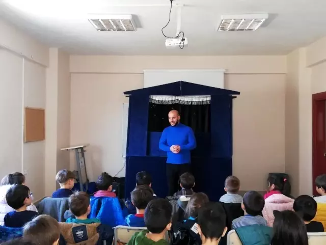 Çocuklar kukla gösterisiyle 32 yıl önceye gitti