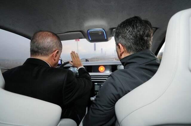 Cumhurbaşkanı Erdoğan, yerli otomobil eleştirilerine kendi videosuyla cevap verdi.
