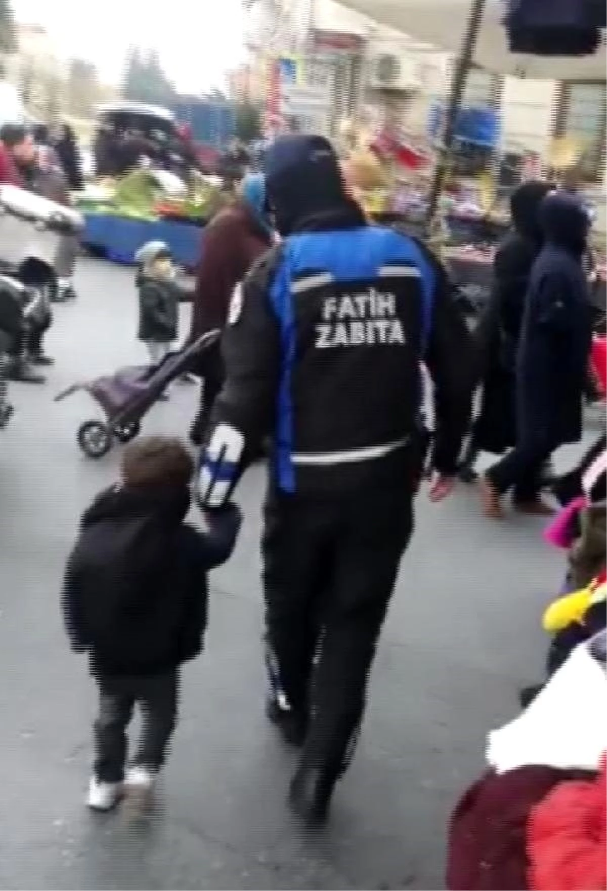 Fatih'te pazarda kaybolan 3 yaşındaki çocuğa montunu giydirdi Haber