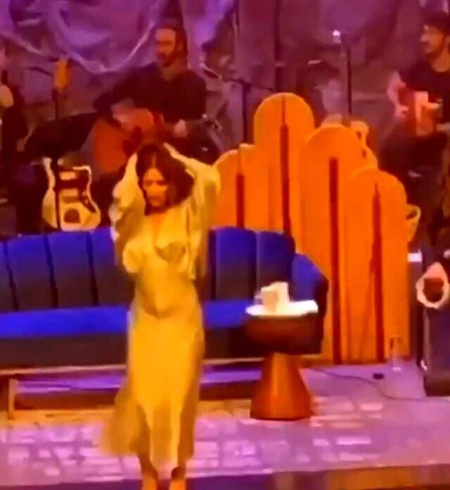 Genç şarkıcı Simge Sağın konserinde kalça dansı yaptı