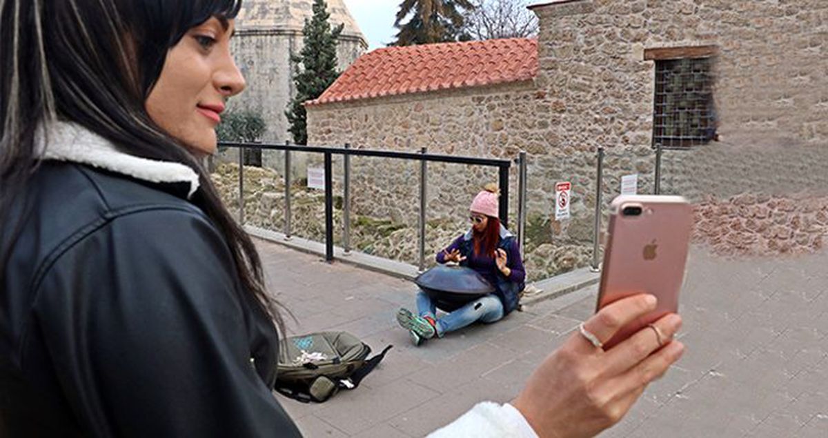 İranlı öğrenci ülkesinde çalamadığı enstrümanla Antalya sokaklarında harçlığını topluyor