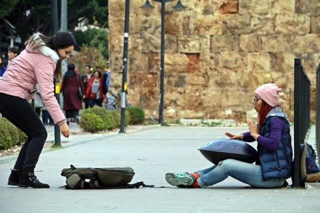 İranlı öğrenci ülkesinde çalamadığı enstrümanla Antalya sokaklarında harçlığı topluyor