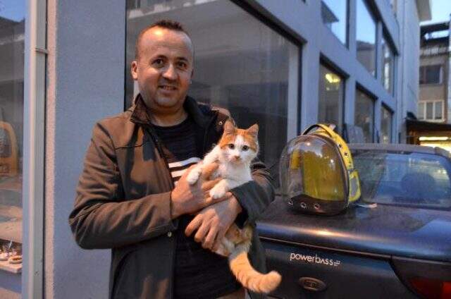 İş makinesi operatörü sahiplendiği kediyi sırt çantasında taşıyor