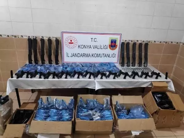 Kargo aracında tabanca parçaları ve tüfek ele geçirildi