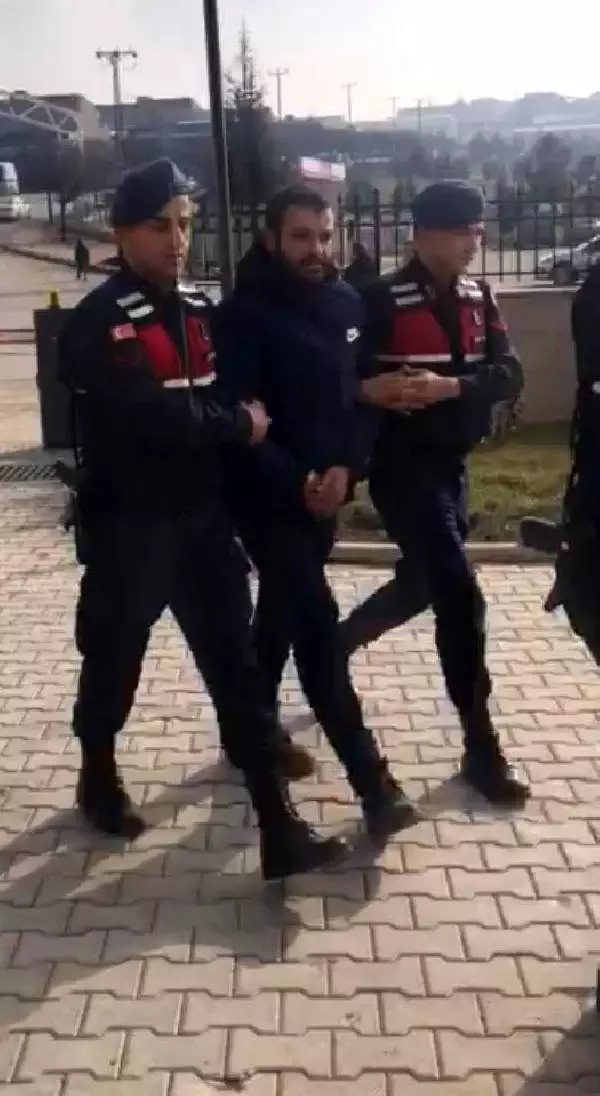 Kargo aracında tabanca parçaları ve tüfek ele geçirildi (2)