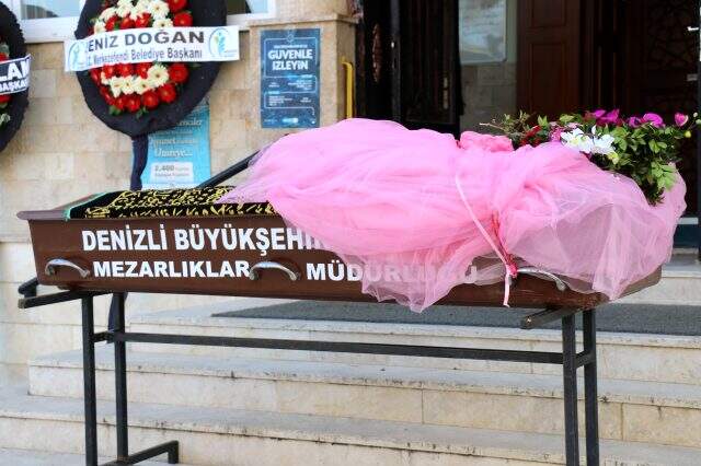 Küçük kız çok sevdiği pembe gelinliğiyle son yolcuğuna uğurlandı