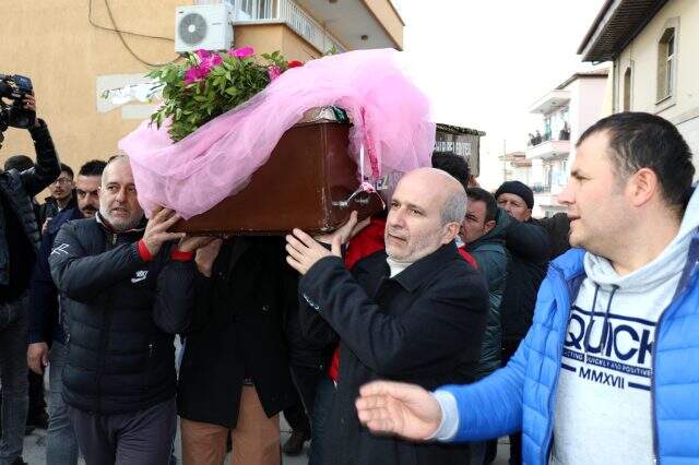 Küçük kız çok sevdiği pembe gelinliğiyle son yolcuğuna uğurlandı