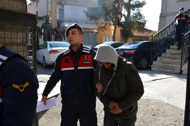 Manisa'da cinsel saldırı suçundan 4 kişi tutuklandı Manisa'da cinsel saldırı suçundan 4 kişi tutuklandı