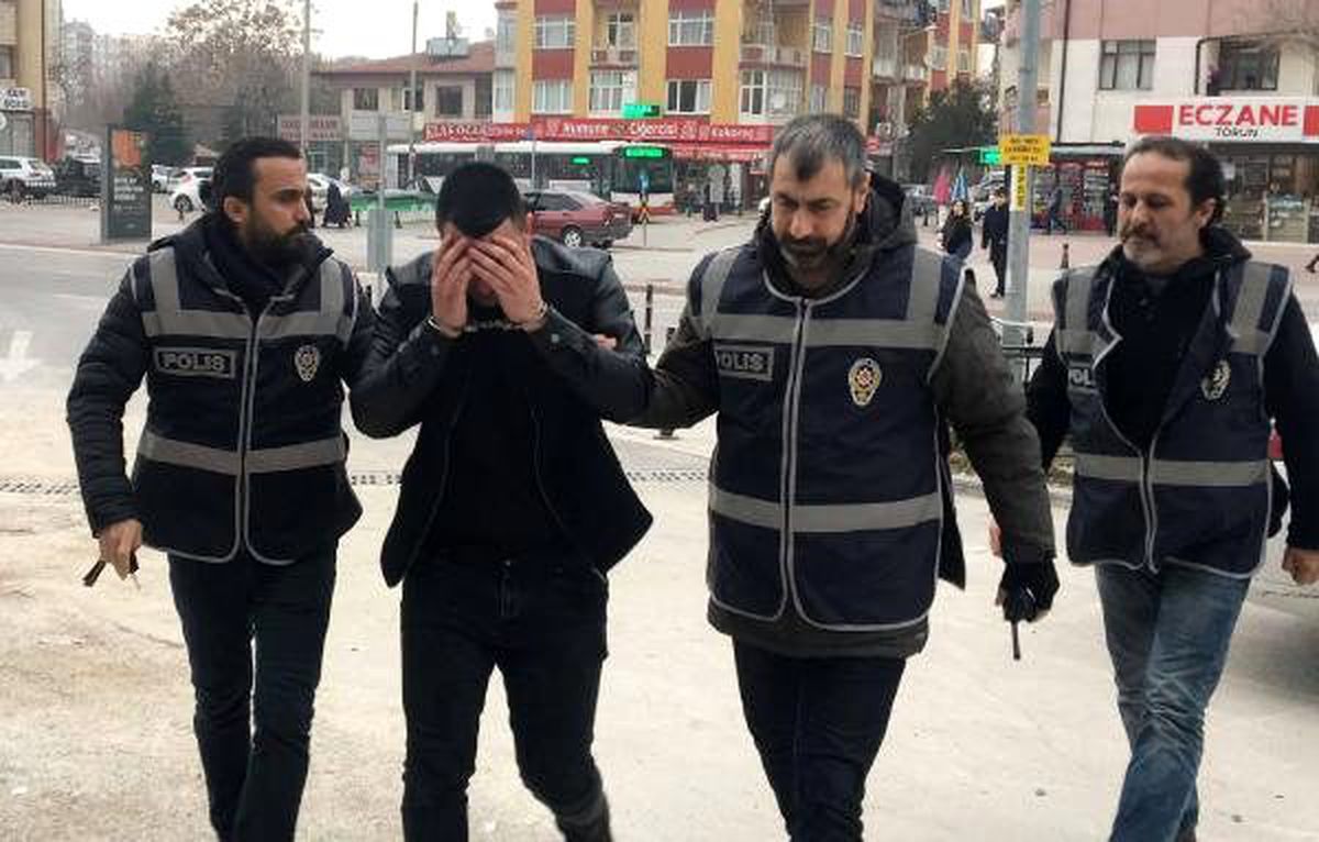 Arkadaşının kapısına, 'Mahrem görüntülerin elimde' yazılı not bırakıp 350 bin lira para istedi