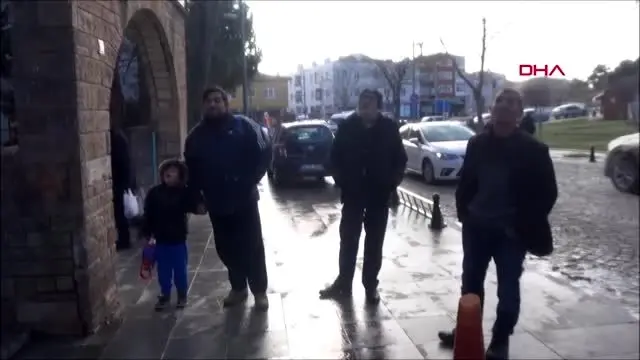 Silivri'de ağaca asılı kalan kuşu itfaiye kurtardı
