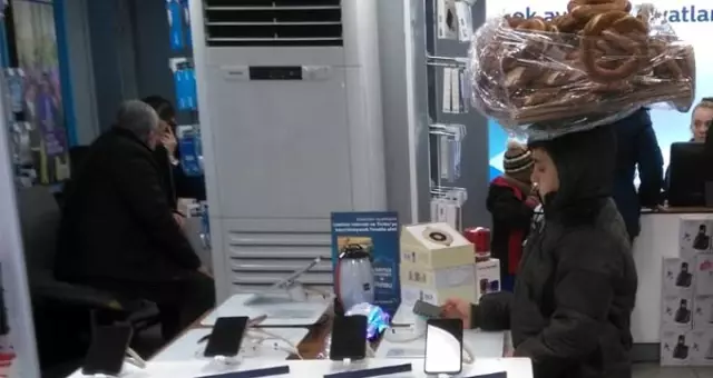 Simit tablasıyla girdiği bayide telefonla oynayan çocuğun görüntüleri yürek burktu