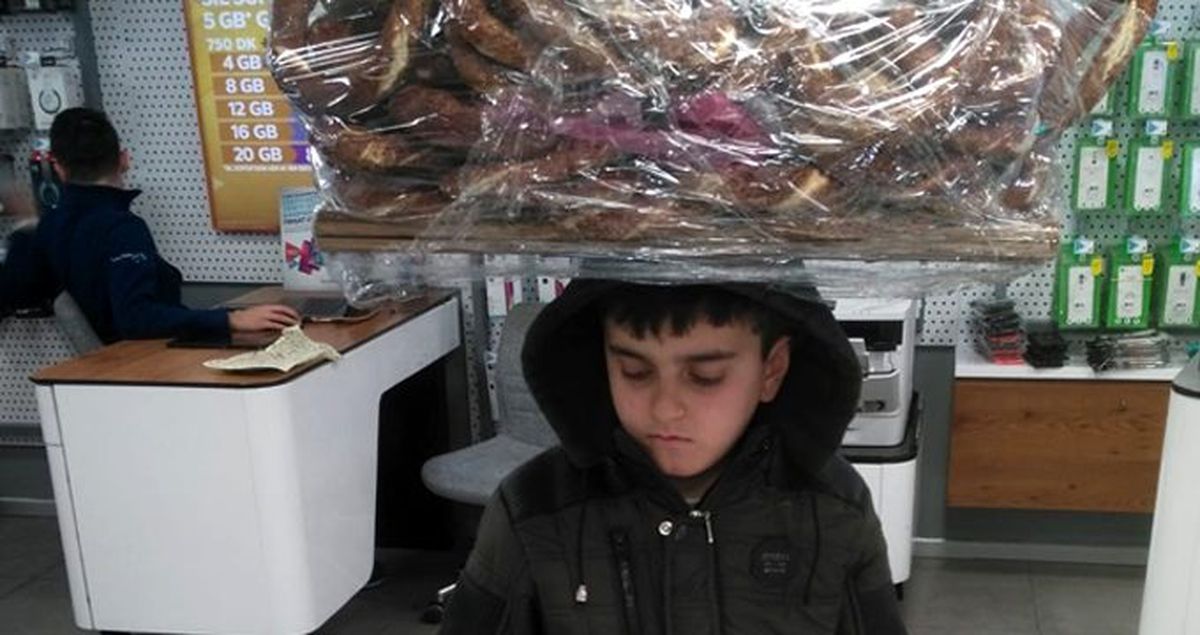 Simit tablasıyla girdiği bayide telefonla oynayan çocuğun görüntüleri yürek burktu