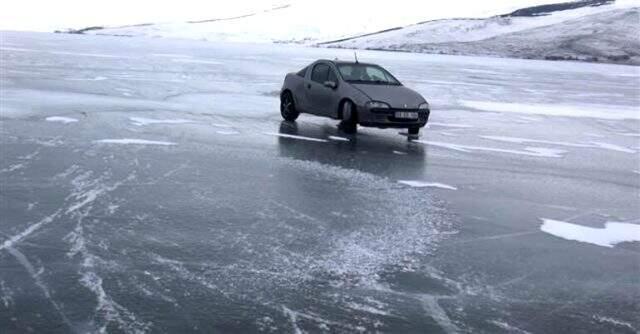 Soğuğu en iyi anlatan an! Fotoğraftaki otomobil, bir gölün üzerinde