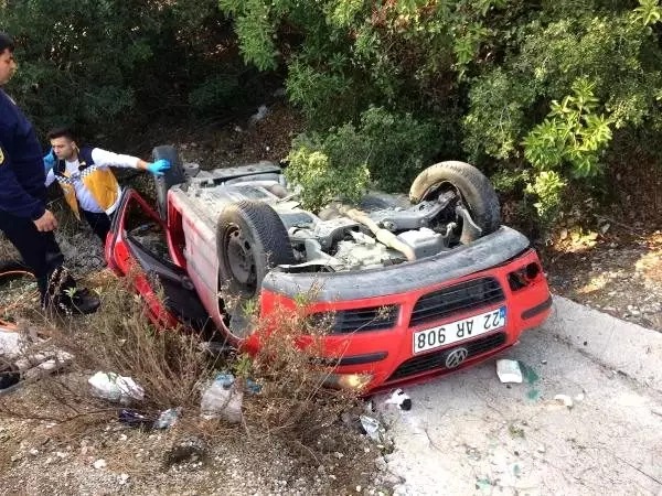 Takla atan otomobilin sürücüsü öldü, 3 kişi yaralandı Takla atan otomobilin sürücüsü öldü, 3 kişi yaralandı