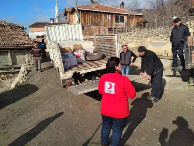 Türk Kızılayı'ndan evi yanan aileye yardım