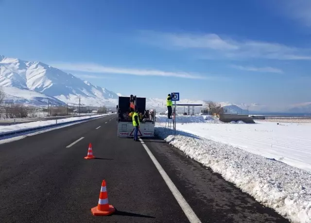 Van Büyükşehir Belediyesi trafik levha çalışmalarını sürdürüyor Van Büyükşehir Belediyesi trafik levha çalışmalarını sürdürüyor