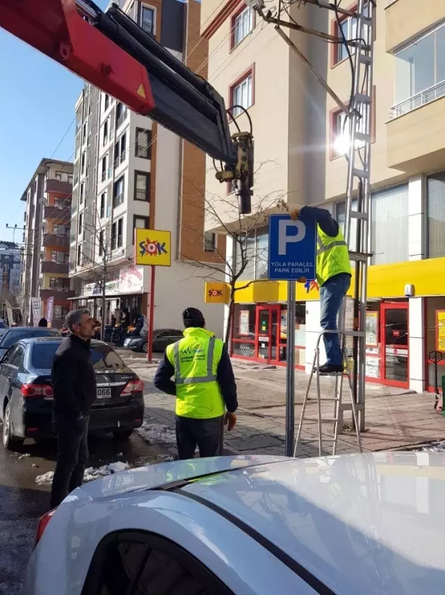 Van Büyükşehir Belediyesi trafik levha çalışmalarını sürdürüyor Van Büyükşehir Belediyesi trafik levha çalışmalarını sürdürüyor