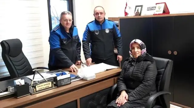 Zabıta memuru bulduğu altını sahibine teslim etti