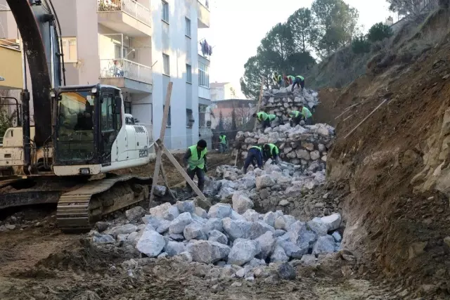 Anadolu Lisesinin çöken istinat duvarı yeniden yapılıyor Anadolu Lisesinin çöken istinat duvarı yeniden yapılıyor