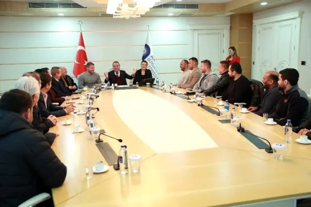 Başkan Böcek pehlivanları ağırladı