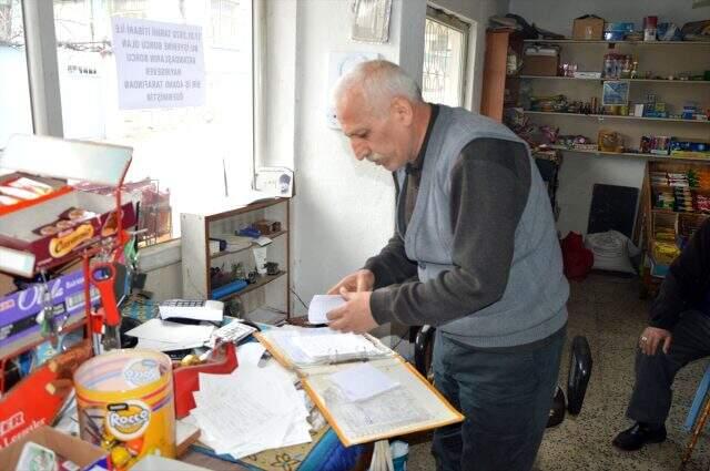 Mahalle bakkalına giren iş insanı, vatandaşları sevince boğdu!.