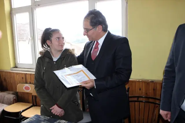 Buzlanma nedeniyle öğrenciler karnelerini kahvehanede aldı