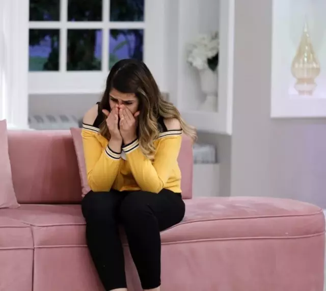 Çocuğunun babasını aramaya geldi, gerçeklerle Esra Erol'da programında yüzleşti Çocuğunun babasını aramaya geldi, gerçeklerle Esra Erol'da programında yüzleşti