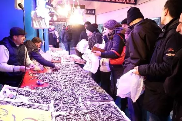 Eskişehir'de hamsinin kilosu 5 TL'ye düşünce, balıkçılarda uzun kuyruklar oluştu