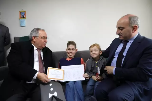 Hidrosefali hastalığı bulunan öğrenciye karnesini Vali Ahmet Nayir verdi Hidrosefali hastalığı bulunan öğrenciye karnesini Vali Ahmet Nayir verdi