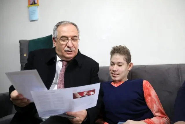 Hidrosefali hastalığı bulunan öğrenciye karnesini Vali Ahmet Nayir verdi Hidrosefali hastalığı bulunan öğrenciye karnesini Vali Ahmet Nayir verdi