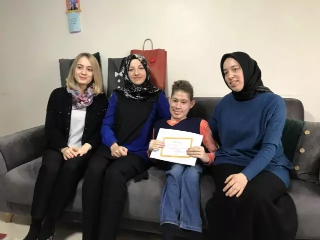 Hidrosefali hastalığı bulunan öğrenciye karnesini Vali Ahmet Nayir verdi Hidrosefali hastalığı bulunan öğrenciye karnesini Vali Ahmet Nayir verdi