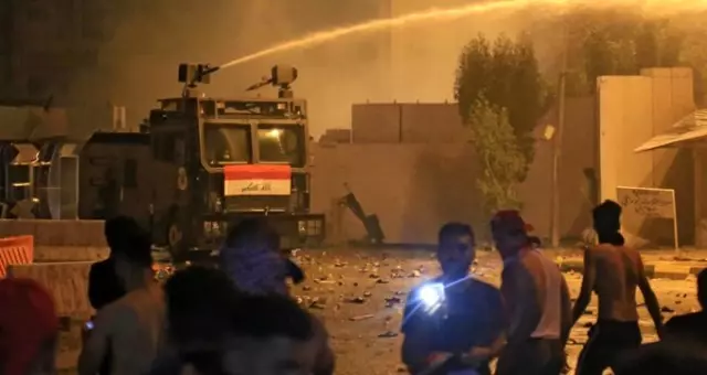 Irak'ta tehlikeli gerginlik! Bağdat'ta güvenlik güçleriyle protestocular arasında çatışma çıktı