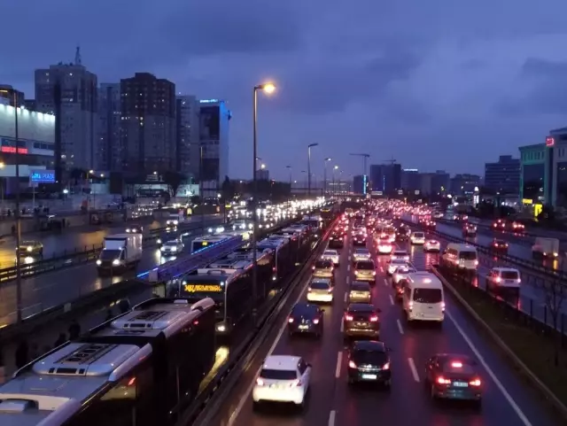 İstanbul'da yarıyıl tatili ve olumsuz hava trafiği kilitledi