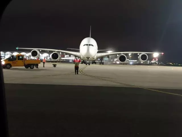 İstanbul Havalimanı'na dünyanın en büyük yolcu uçağı Airbus A380 indi