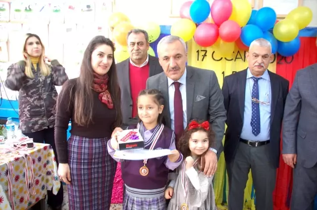 Kahramanmaraş'ın ilçelerindeki okullarda karne heyecanı Kahramanmaraş'ın ilçelerindeki okullarda karne heyecanı