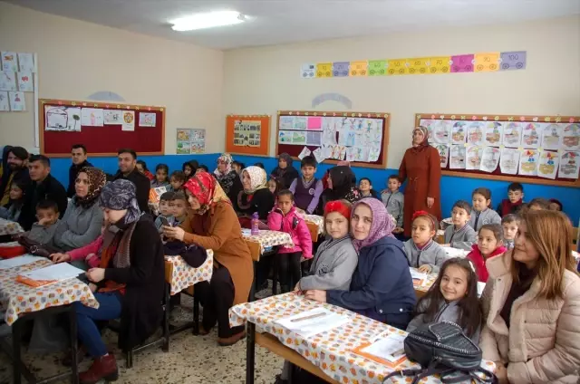 Kahramanmaraş'ın ilçelerindeki okullarda karne heyecanı Kahramanmaraş'ın ilçelerindeki okullarda karne heyecanı