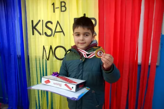 Kahramanmaraş'ın ilçelerindeki okullarda karne heyecanı Kahramanmaraş'ın ilçelerindeki okullarda karne heyecanı