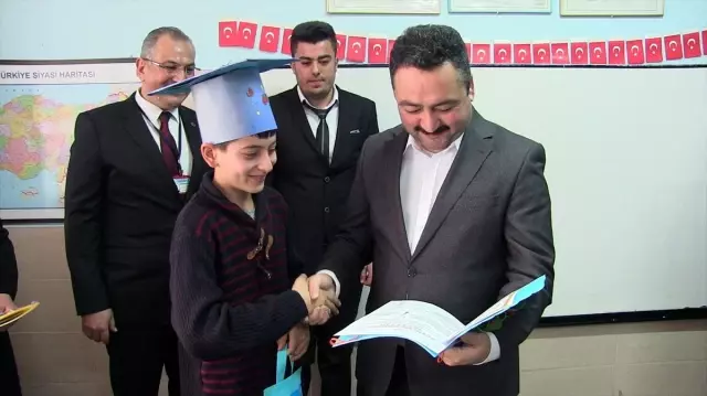 Kahramanmaraş'ın ilçelerindeki okullarda karne heyecanı Kahramanmaraş'ın ilçelerindeki okullarda karne heyecanı