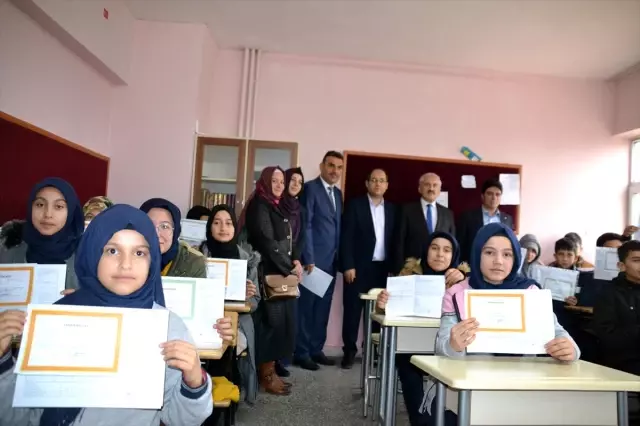 Kahramanmaraş'ın ilçelerindeki okullarda karne heyecanı Kahramanmaraş'ın ilçelerindeki okullarda karne heyecanı