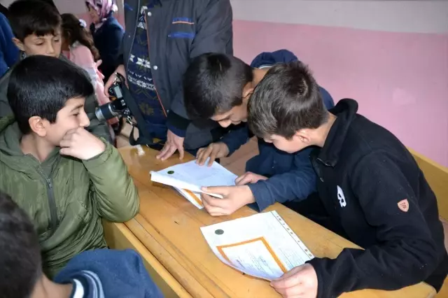 Kahramanmaraş'ın ilçelerindeki okullarda karne heyecanı Kahramanmaraş'ın ilçelerindeki okullarda karne heyecanı