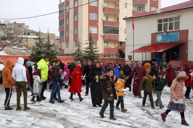 Kahramanmaraş'ın ilçelerindeki okullarda karne heyecanı Kahramanmaraş'ın ilçelerindeki okullarda karne heyecanı