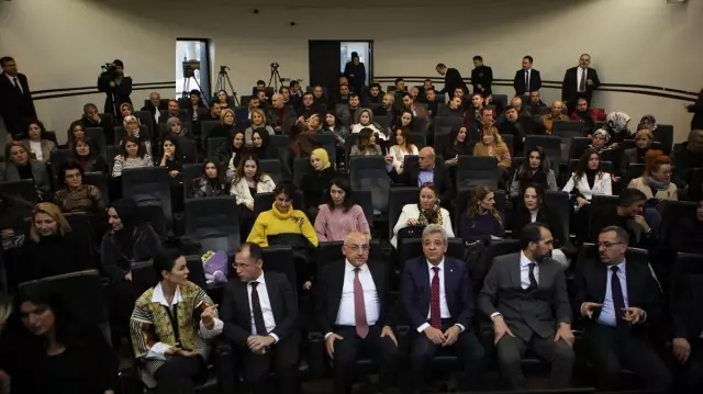Kahramanmaraş'ta kadın ayakkabısı üretiminin geleceği ele alındı Kahramanmaraş'ta kadın ayakkabısı üretiminin geleceği ele alındı