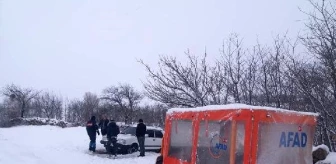 Kar nedeniyle araçlarında mahsur kalan 3 kişi kurtarıldı