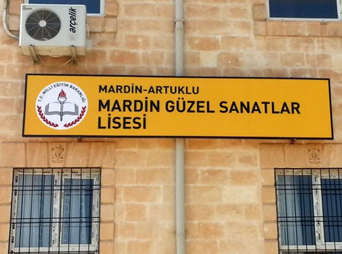Karne almaya giden kız öğrencilerin bıçaklı kavgasında 2 kişi yaralandı