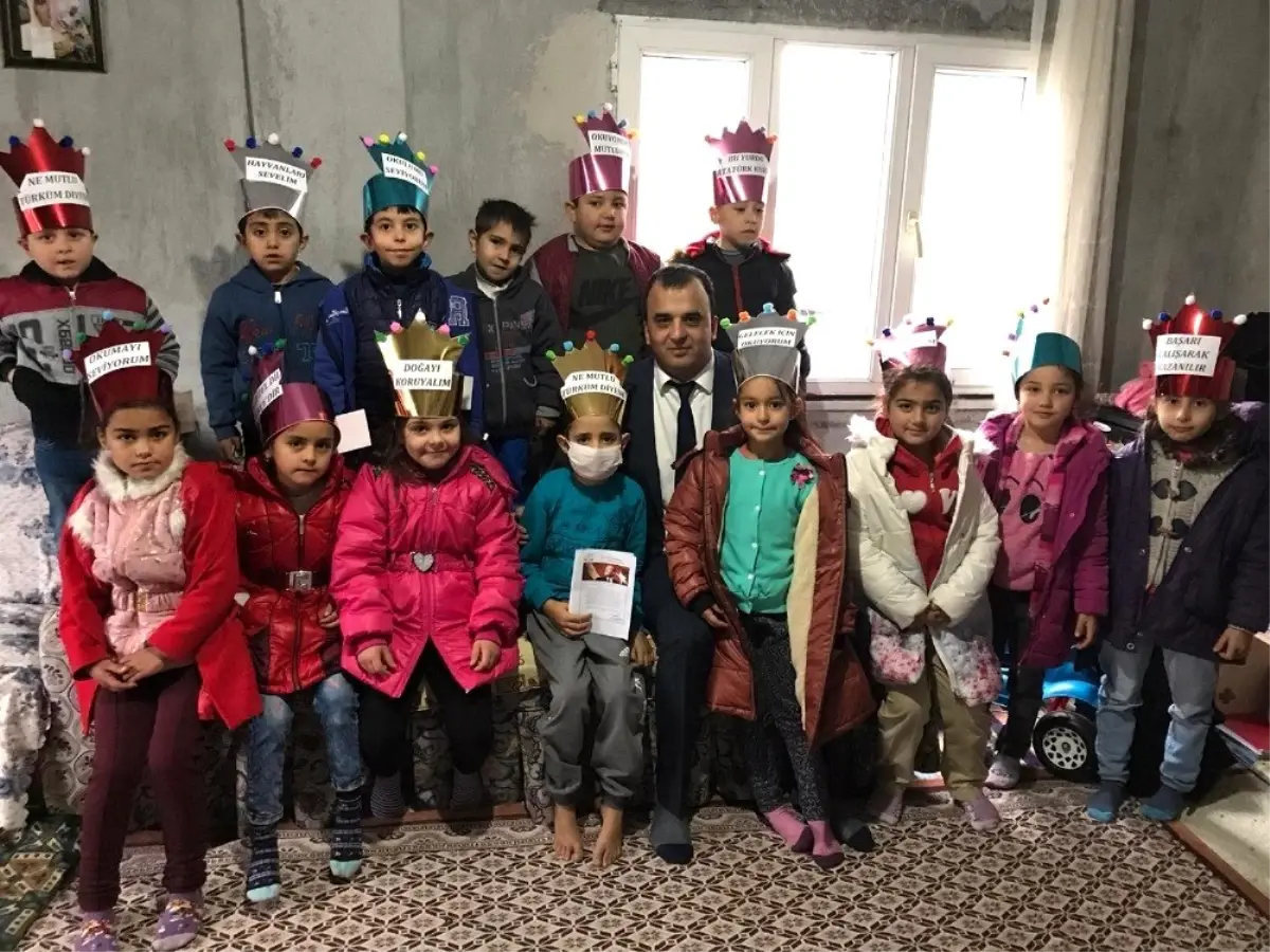 Küçük Ökkeş'in karnesini öğretmeni evine getirdi