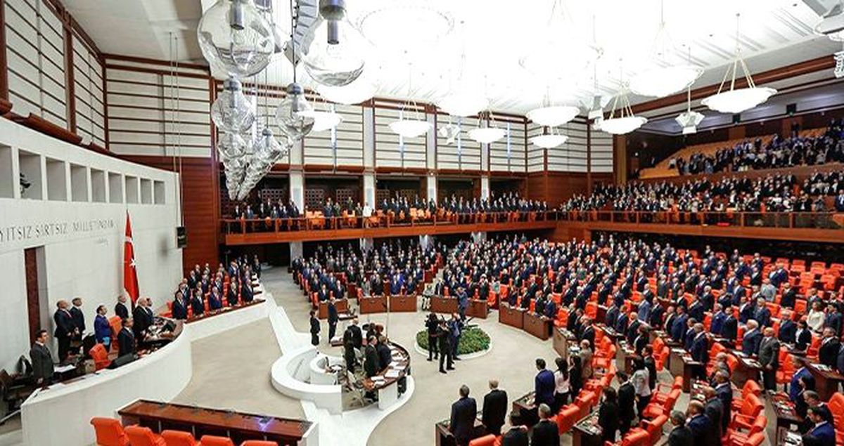 Meclis'teki vekillere, içeriğini yok etme özelliği olan ajanda hediye edildi